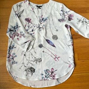 GUC Dynamite v-neck 3/4 sleeve blouse with button details - size medium